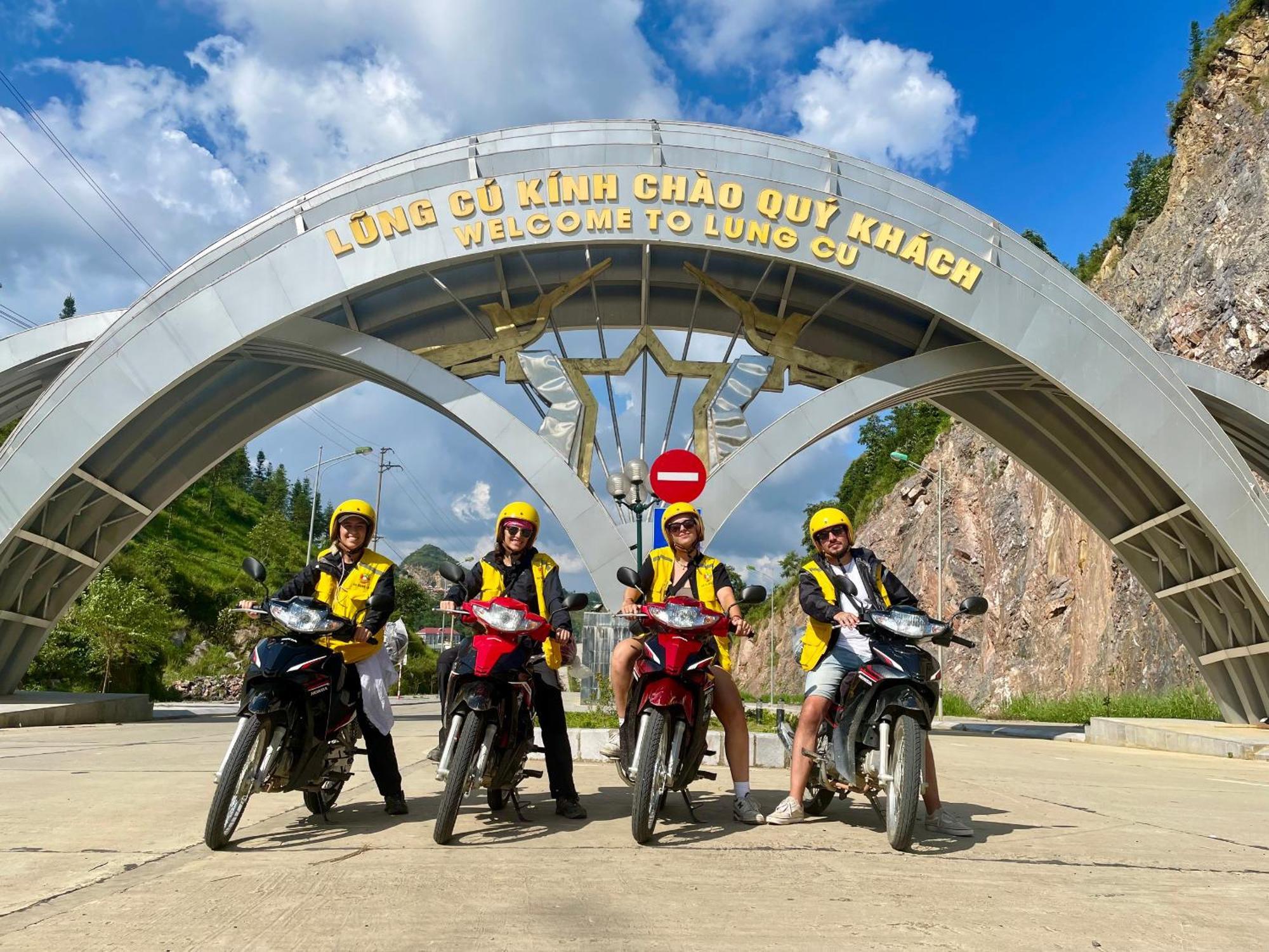 Strawberry House , Tour & Motorbikes Rentel Bed & Breakfast Ha Giang Exterior photo
