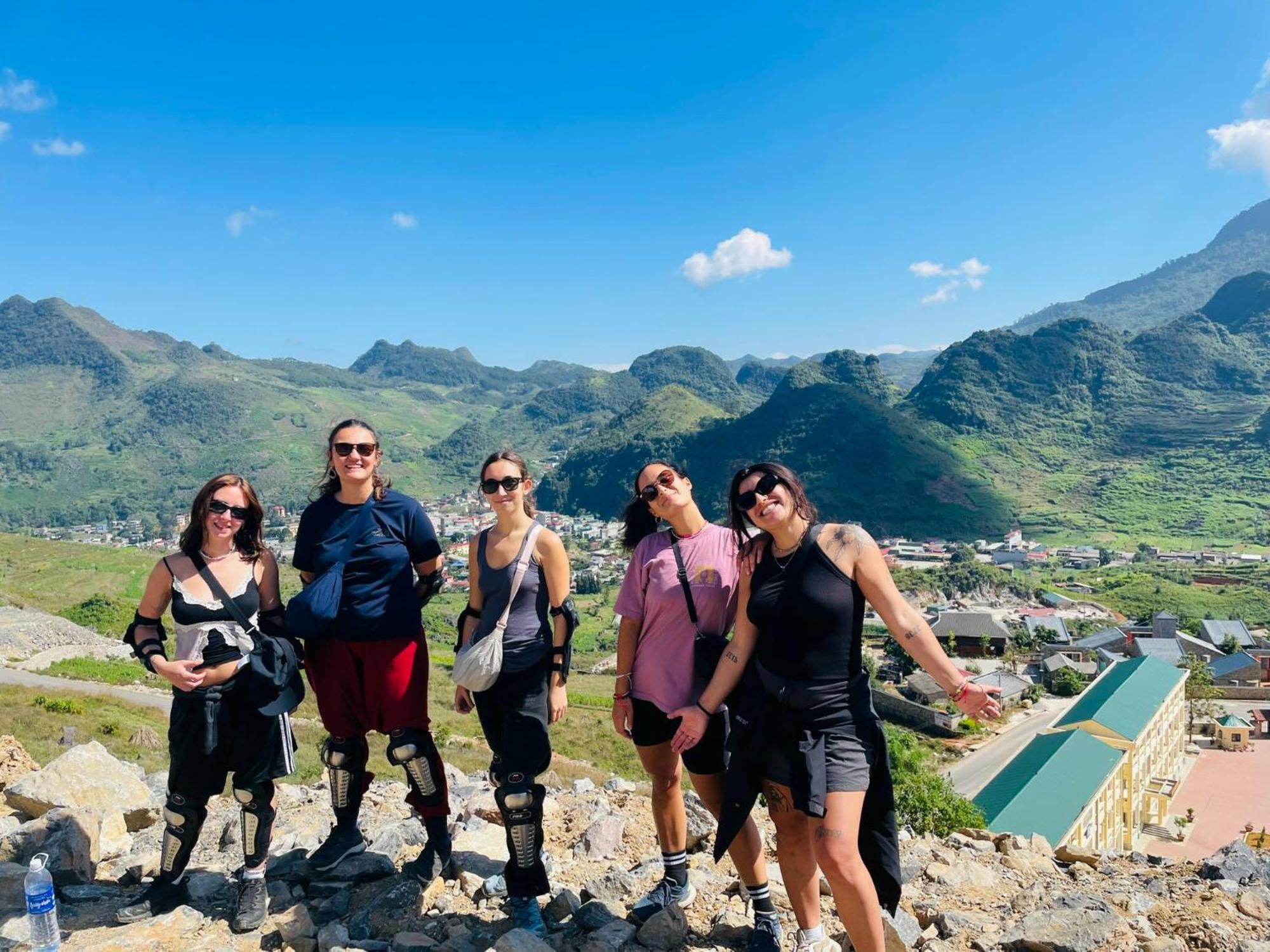 Strawberry House , Tour & Motorbikes Rentel Bed & Breakfast Ha Giang Exterior photo