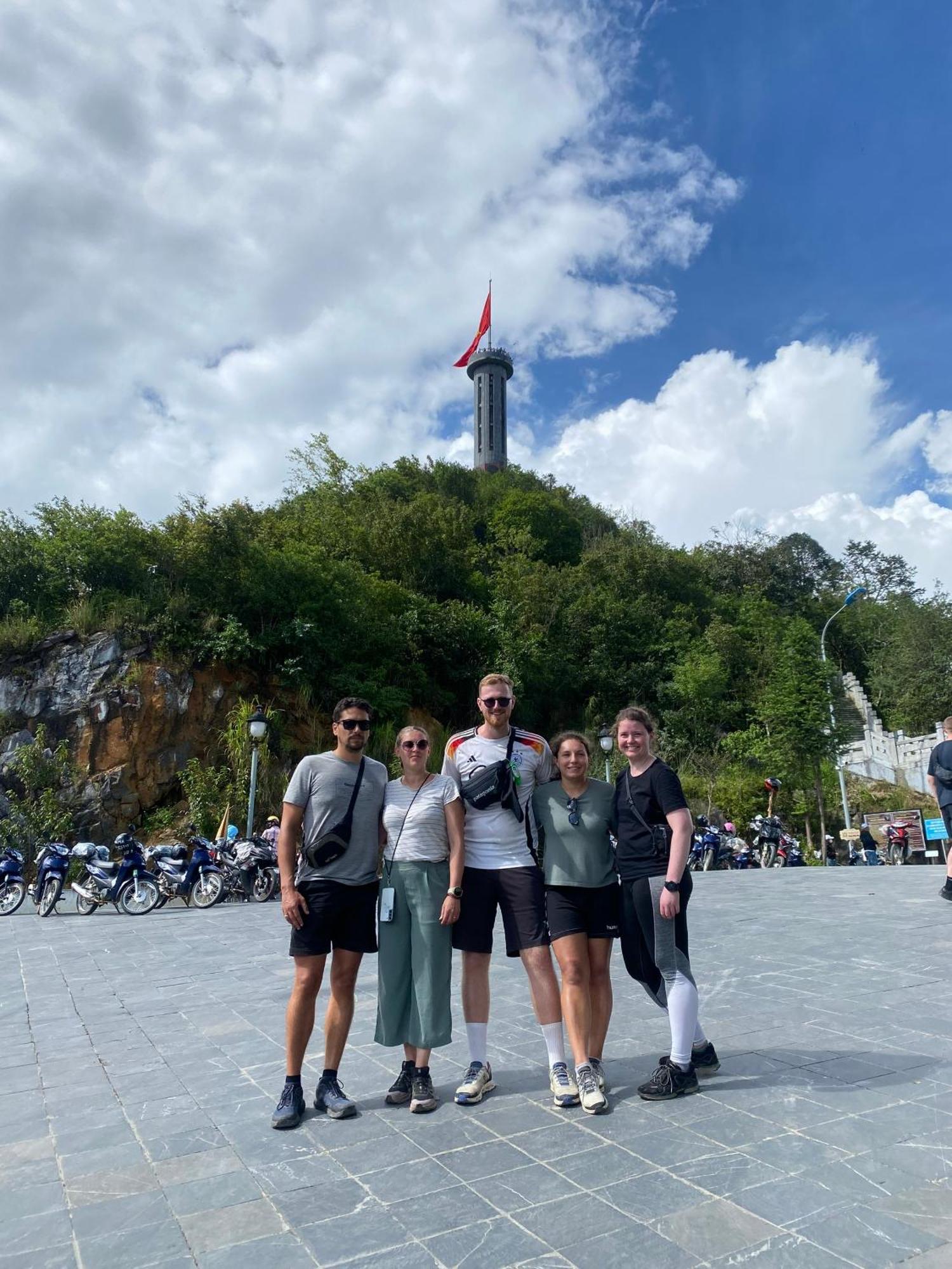 Strawberry House , Tour & Motorbikes Rentel Bed & Breakfast Ha Giang Exterior photo